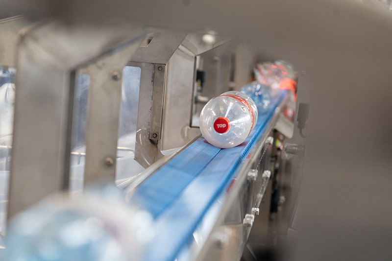 Butelka plastikowa w centrum liczenia