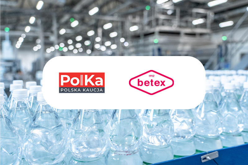 Logo PolKa i Betex na tle butelek