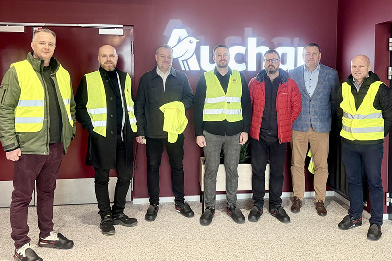 Przedstawiciele PolKa – Polska Kaucja i Auchan Polska podczas spotkania o systemie kaucyjnym