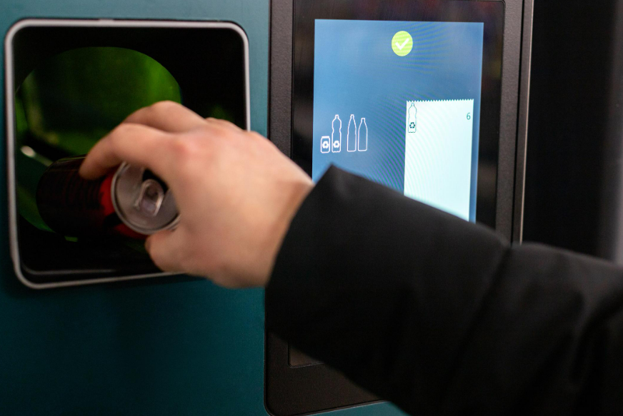 Technologia w systemie kaucyjnym – automatyzacja procesów, logistyka zbiórki i przetwarzania opakowań w nowoczesnym systemie recyklingu.